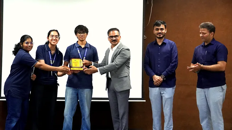 Dr. Ravinder Singal, IPS, presents the Academic Excellence award to IIT Medico Guide class toppers (photo 2 of 13)