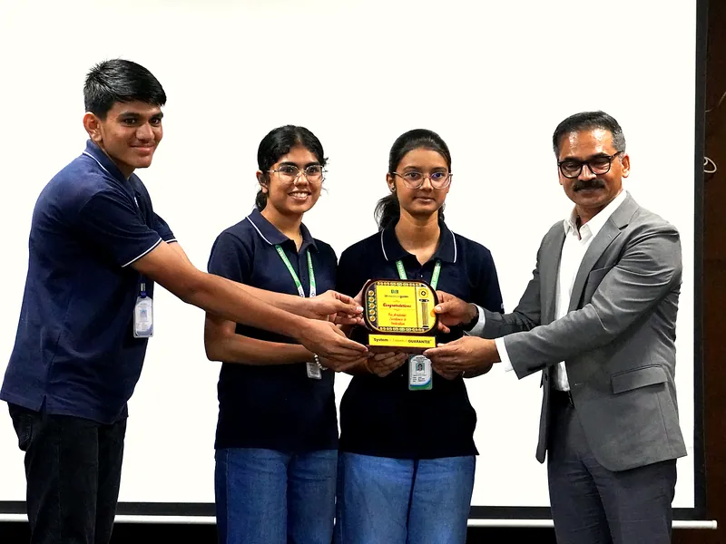 Dr. Ravinder Singal, IPS, presents the Academic Excellence award to IIT Medico Guide class toppers (photo 3 of 13)