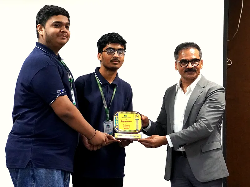 Dr. Ravinder Singal, IPS, presents the Academic Excellence award to IIT Medico Guide class toppers (photo 4 of 13)