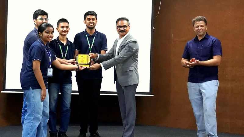Dr. Ravinder Singal, IPS, presents the Academic Excellence award to IIT Medico Guide class toppers (photo 5 of 13)