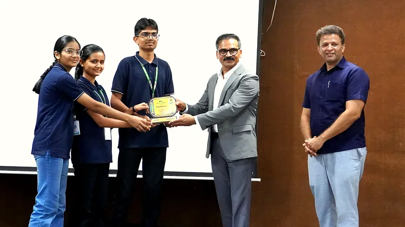 Dr. Ravinder Singal, IPS, presents the Academic Excellence award to IIT Medico Guide class toppers (photo 6 of 13)