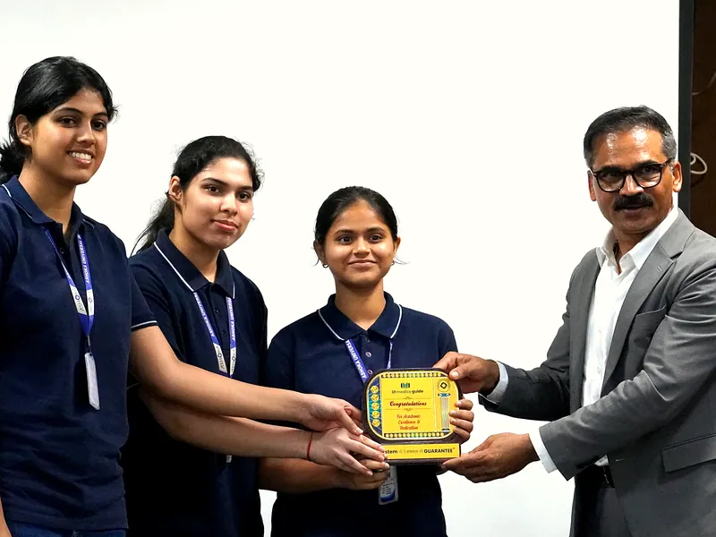Dr. Ravinder Singal, IPS, presents the Academic Excellence award to IIT Medico Guide class toppers (photo 7 of 13)