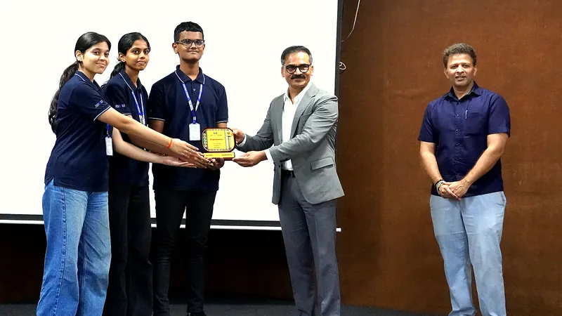 Dr. Ravinder Singal, IPS, presents the Academic Excellence award to IIT Medico Guide class toppers (photo 8 of 13)
