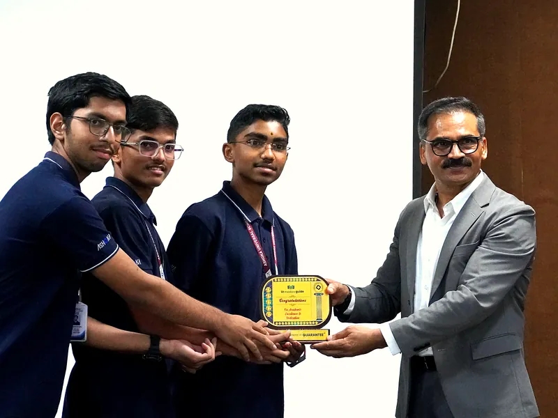 Dr. Ravinder Singal, IPS, presents the Academic Excellence award to IIT Medico Guide class toppers (photo 10 of 13)