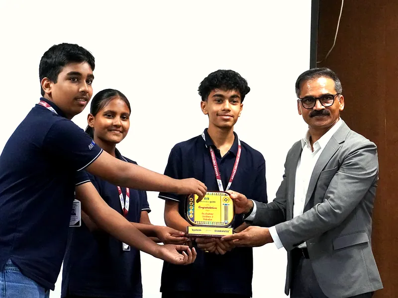 Dr. Ravinder Singal, IPS, presents the Academic Excellence award to IIT Medico Guide class toppers (photo 11 of 13)