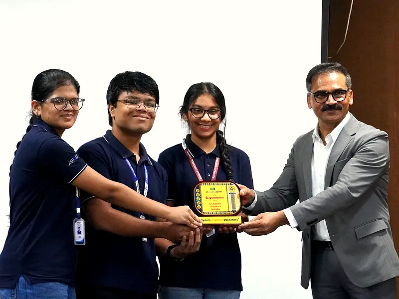 Dr. Ravinder Singal, IPS, presents the Academic Excellence award to IIT Medico Guide class toppers (photo 12 of 13)