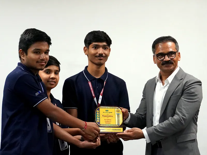 Dr. Ravinder Singal, IPS, presents the Academic Excellence award to IIT Medico Guide class toppers (photo 13 of 13)